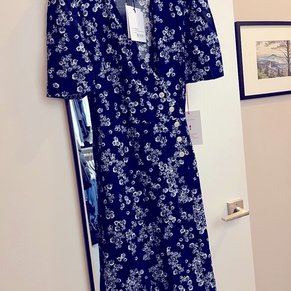 Mid-length wrap dress. - Picture 7 of 10